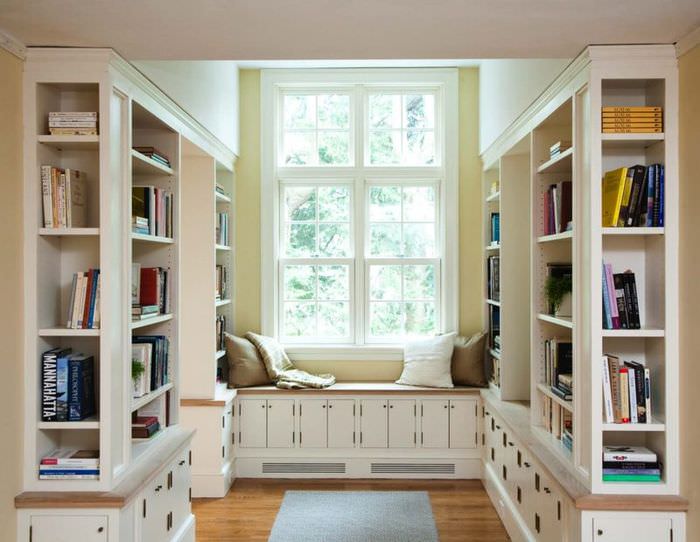 Использовать место вокруг окна для хранения книг, или игрушек